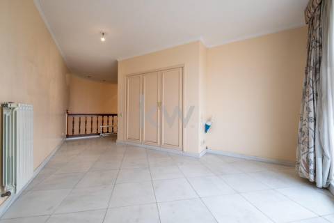 Moradia na Foz com três pisos, três frentes, vistas desafogadas, construção Ferreira dos Santos. 