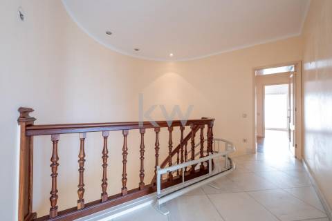 Moradia na Foz com três pisos, três frentes, vistas desafogadas, construção Ferreira dos Santos. 