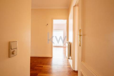 Moradia na Foz com três pisos, três frentes, vistas desafogadas, construção Ferreira dos Santos. 