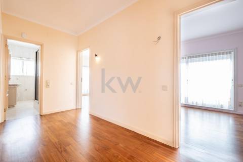 Moradia na Foz com três pisos, três frentes, vistas desafogadas, construção Ferreira dos Santos. 