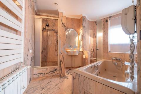 Moradia na Foz com três pisos, três frentes, vistas desafogadas, construção Ferreira dos Santos. 