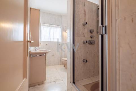 Moradia na Foz com três pisos, três frentes, vistas desafogadas, construção Ferreira dos Santos. 