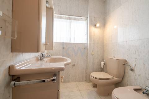 Moradia na Foz com três pisos, três frentes, vistas desafogadas, construção Ferreira dos Santos. 