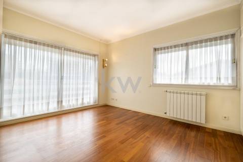 Moradia na Foz com três pisos, três frentes, vistas desafogadas, construção Ferreira dos Santos. 