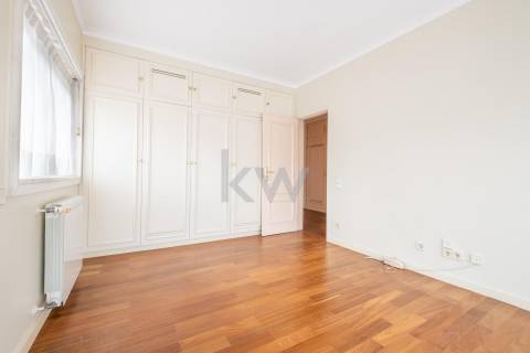 Moradia na Foz com três pisos, três frentes, vistas desafogadas, construção Ferreira dos Santos. 