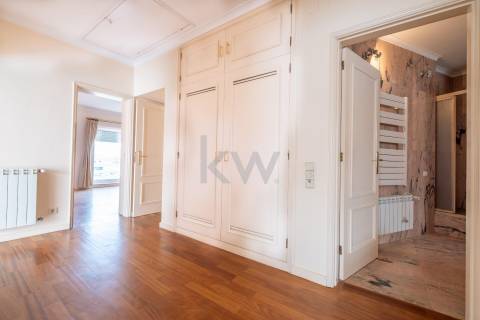 Moradia na Foz com três pisos, três frentes, vistas desafogadas, construção Ferreira dos Santos. 