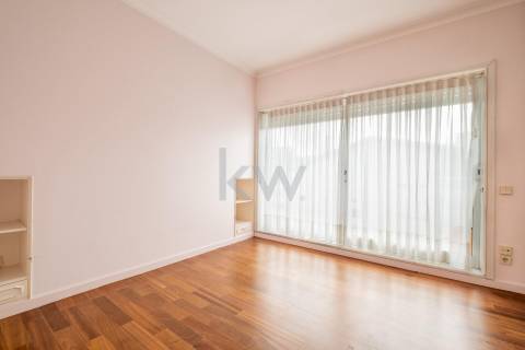 Moradia na Foz com três pisos, três frentes, vistas desafogadas, construção Ferreira dos Santos. 