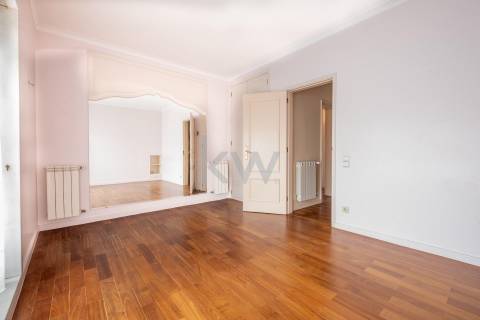 Moradia na Foz com três pisos, três frentes, vistas desafogadas, construção Ferreira dos Santos. 