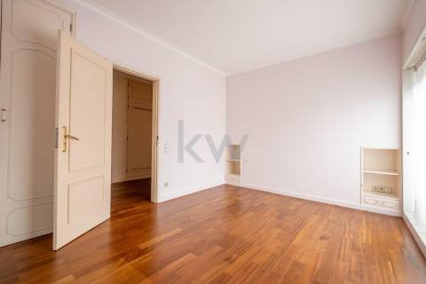 Moradia na Foz com três pisos, três frentes, vistas desafogadas, construção Ferreira dos Santos. 