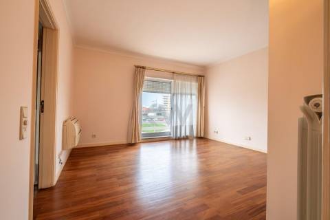 Moradia na Foz com três pisos, três frentes, vistas desafogadas, construção Ferreira dos Santos. 