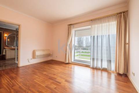 Moradia na Foz com três pisos, três frentes, vistas desafogadas, construção Ferreira dos Santos. 