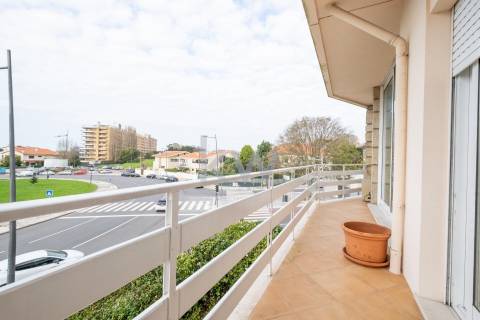 Moradia na Foz com três pisos, três frentes, vistas desafogadas, construção Ferreira dos Santos. 