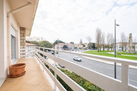 Moradia na Foz com três pisos, três frentes, vistas desafogadas, construção Ferreira dos Santos. 