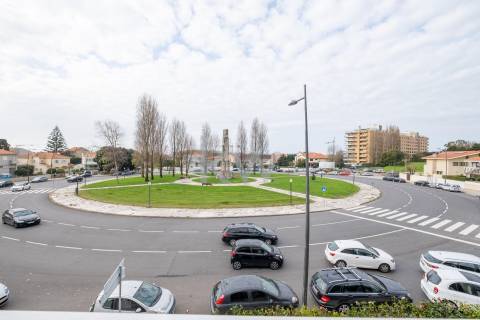 Moradia na Foz com três pisos, três frentes, vistas desafogadas, construção Ferreira dos Santos. 