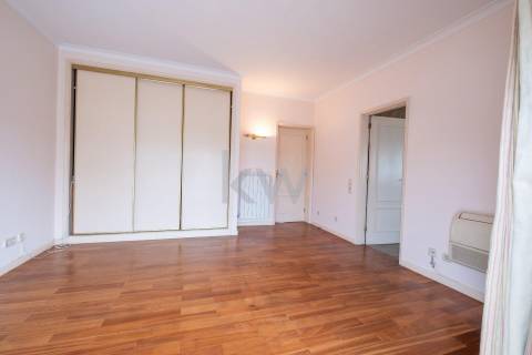 Moradia na Foz com três pisos, três frentes, vistas desafogadas, construção Ferreira dos Santos. 