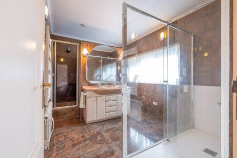 Moradia na Foz com três pisos, três frentes, vistas desafogadas, construção Ferreira dos Santos. 