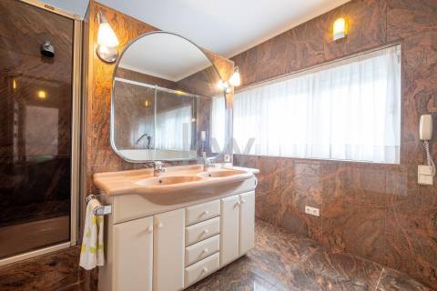 Moradia na Foz com três pisos, três frentes, vistas desafogadas, construção Ferreira dos Santos. 