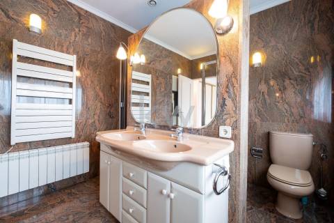 Moradia na Foz com três pisos, três frentes, vistas desafogadas, construção Ferreira dos Santos. 