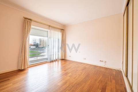 Moradia na Foz com três pisos, três frentes, vistas desafogadas, construção Ferreira dos Santos. 