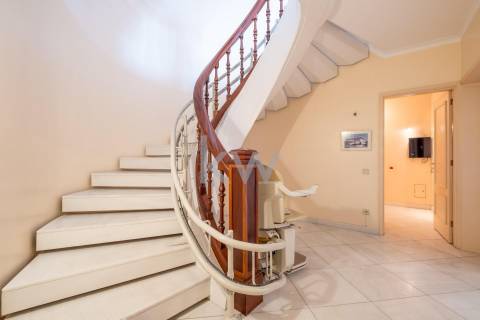 Moradia na Foz com três pisos, três frentes, vistas desafogadas, construção Ferreira dos Santos. 