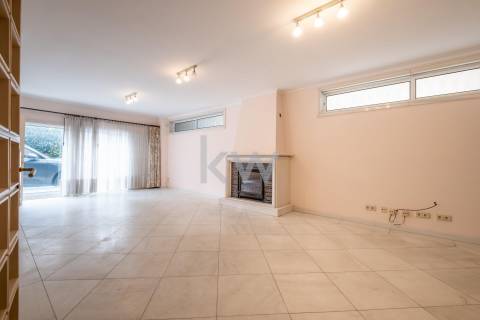 Moradia na Foz com três pisos, três frentes, vistas desafogadas, construção Ferreira dos Santos. 