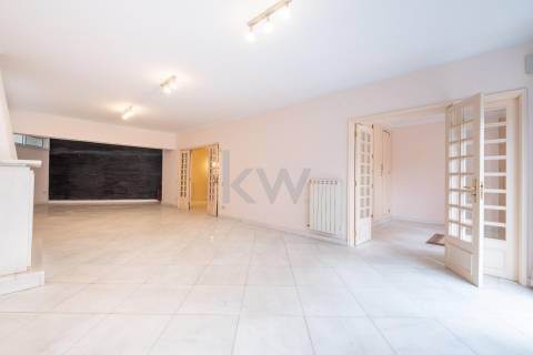 Moradia na Foz com três pisos, três frentes, vistas desafogadas, construção Ferreira dos Santos. 