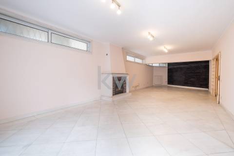 Moradia na Foz com três pisos, três frentes, vistas desafogadas, construção Ferreira dos Santos. 