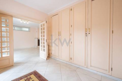 Moradia na Foz com três pisos, três frentes, vistas desafogadas, construção Ferreira dos Santos. 