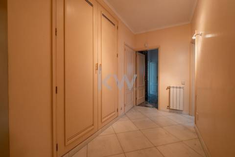 Moradia na Foz com três pisos, três frentes, vistas desafogadas, construção Ferreira dos Santos. 