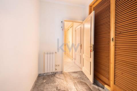 Moradia na Foz com três pisos, três frentes, vistas desafogadas, construção Ferreira dos Santos. 