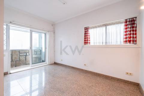 Moradia na Foz com três pisos, três frentes, vistas desafogadas, construção Ferreira dos Santos. 