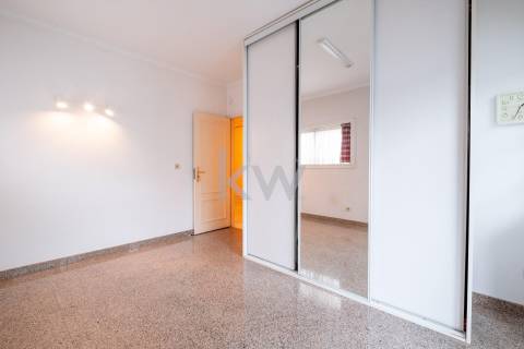 Moradia na Foz com três pisos, três frentes, vistas desafogadas, construção Ferreira dos Santos. 