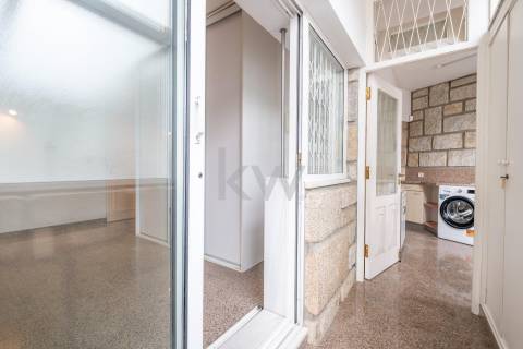 Moradia na Foz com três pisos, três frentes, vistas desafogadas, construção Ferreira dos Santos. 