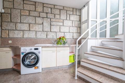 Moradia na Foz com três pisos, três frentes, vistas desafogadas, construção Ferreira dos Santos. 