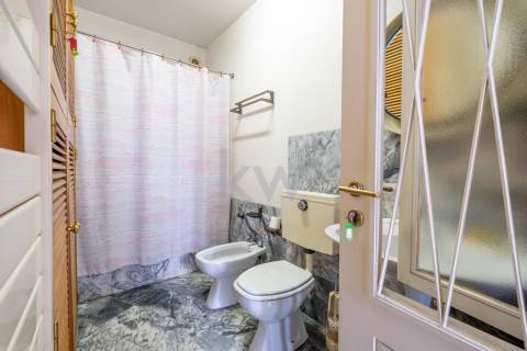 Moradia na Foz com três pisos, três frentes, vistas desafogadas, construção Ferreira dos Santos. 