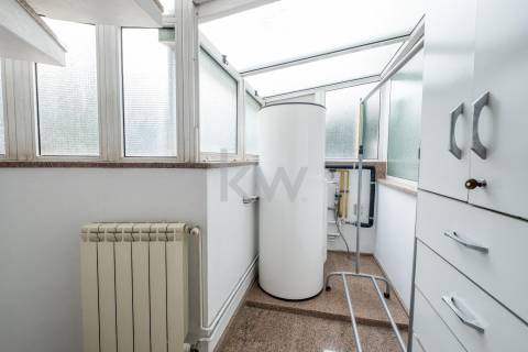 Moradia na Foz com três pisos, três frentes, vistas desafogadas, construção Ferreira dos Santos. 