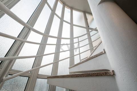 Moradia na Foz com três pisos, três frentes, vistas desafogadas, construção Ferreira dos Santos. 