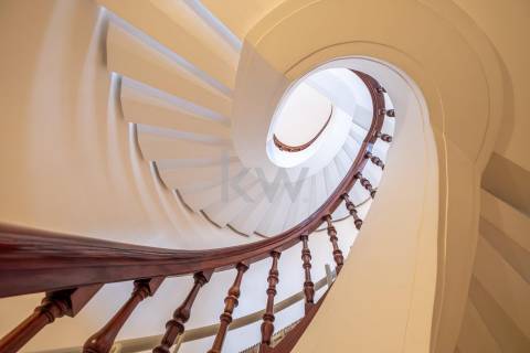 Moradia na Foz com três pisos, três frentes, vistas desafogadas, construção Ferreira dos Santos. 