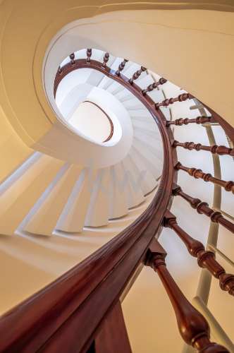 Moradia na Foz com três pisos, três frentes, vistas desafogadas, construção Ferreira dos Santos. 