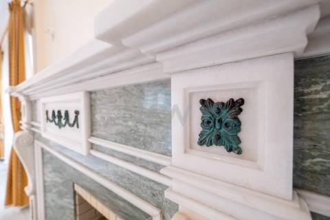 Moradia na Foz com três pisos, três frentes, vistas desafogadas, construção Ferreira dos Santos. 