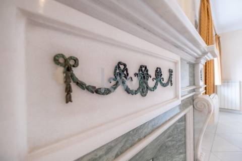 Moradia na Foz com três pisos, três frentes, vistas desafogadas, construção Ferreira dos Santos. 