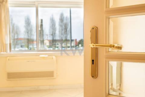 Moradia na Foz com três pisos, três frentes, vistas desafogadas, construção Ferreira dos Santos. 