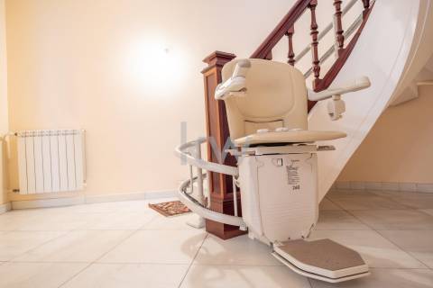 Moradia na Foz com três pisos, três frentes, vistas desafogadas, construção Ferreira dos Santos. 