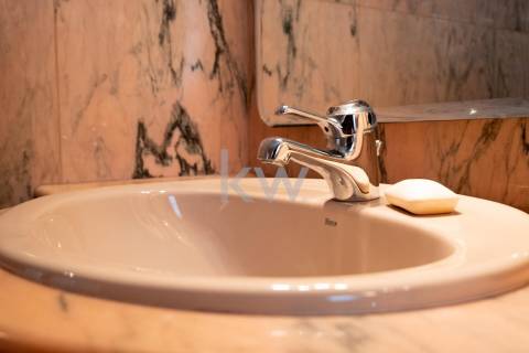 Moradia na Foz com três pisos, três frentes, vistas desafogadas, construção Ferreira dos Santos. 