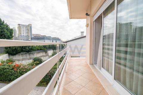 Moradia na Foz com três pisos, três frentes, vistas desafogadas, construção Ferreira dos Santos. 