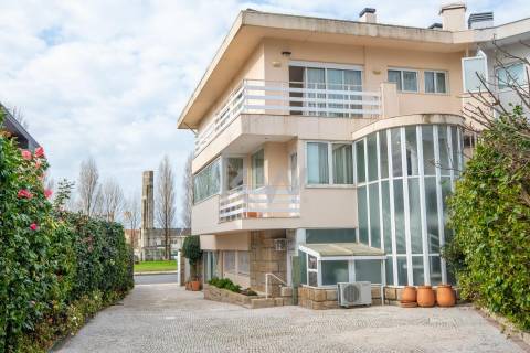 Moradia na Foz com três pisos, três frentes, vistas desafogadas, construção Ferreira dos Santos. 