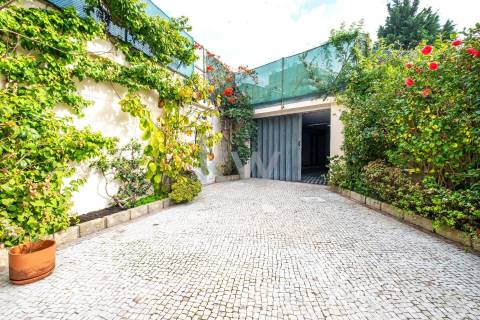 Moradia na Foz com três pisos, três frentes, vistas desafogadas, construção Ferreira dos Santos. 