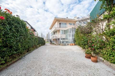 Moradia na Foz com três pisos, três frentes, vistas desafogadas, construção Ferreira dos Santos. 