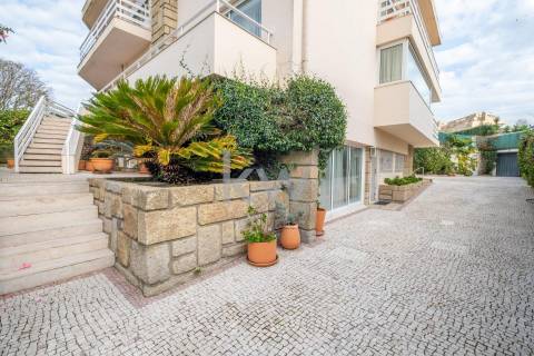 Moradia na Foz com três pisos, três frentes, vistas desafogadas, construção Ferreira dos Santos. 