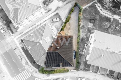 Moradia na Foz com três pisos, três frentes, vistas desafogadas, construção Ferreira dos Santos. 